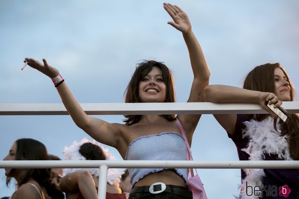 Anna Castillo muy sonriente durante el desfile del Orgullo 2018