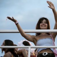 Anna Castillo muy sonriente durante el desfile del Orgullo 2018