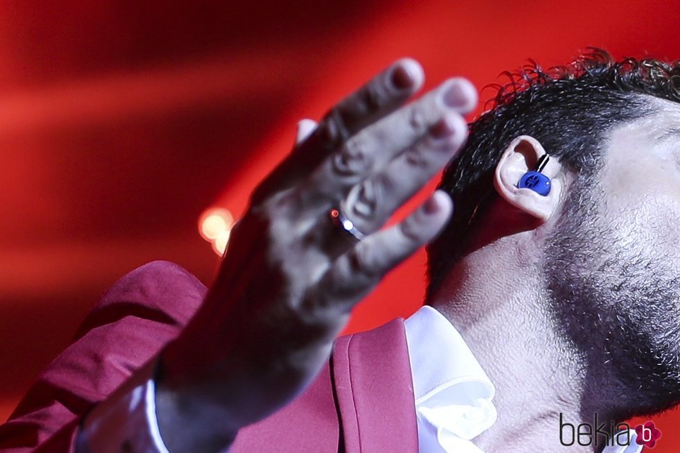 David Bisbal luciendo alianza de casado en su concierto de Chiclana