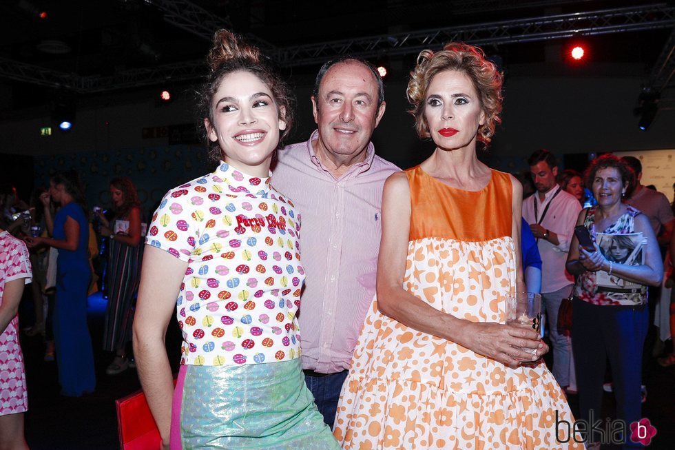 Ágatha Ruiz de la Prada y su hija Cósima con Luis Miguel Rodríguez 'El Chatarrero' en el desfile de la diseñadora de la Madrid Fashion Week
