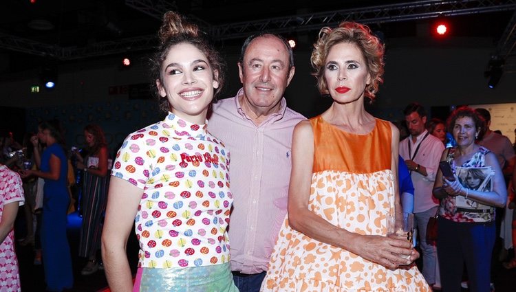 Ágatha Ruiz de la Prada y su hija Cósima con Luis Miguel Rodríguez 'El Chatarrero' en el desfile de la diseñadora de la Madrid Fashion Week
