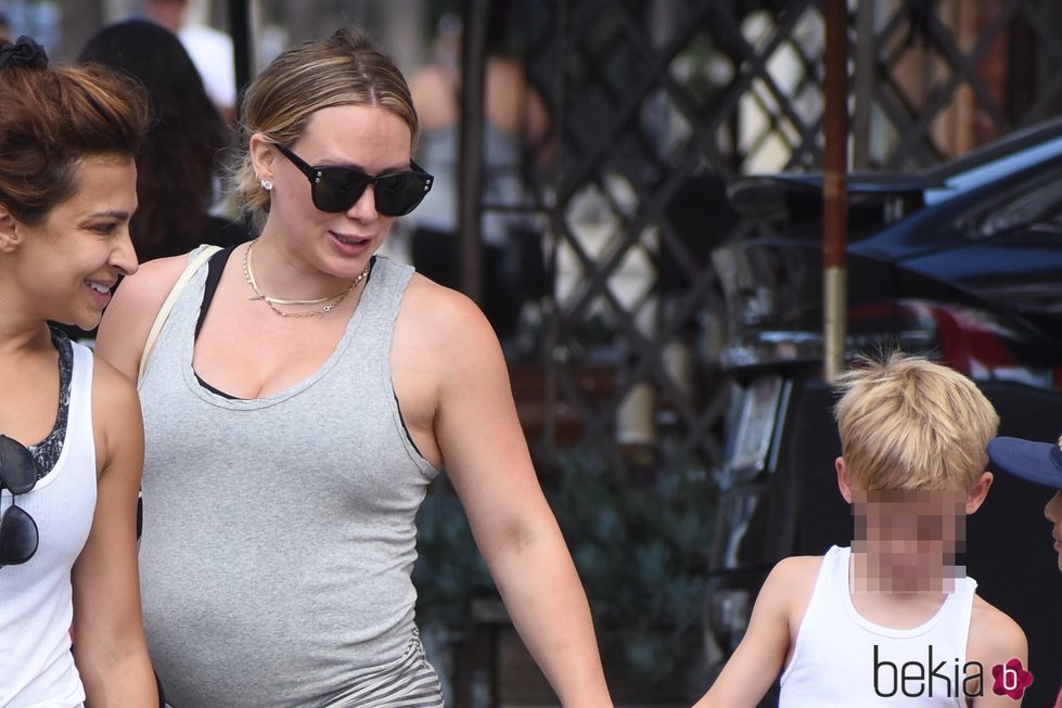 Hilary Duff luce barriguita junto a su hijo Luca