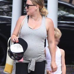 Hilary Duff muestra su segundo embarazo