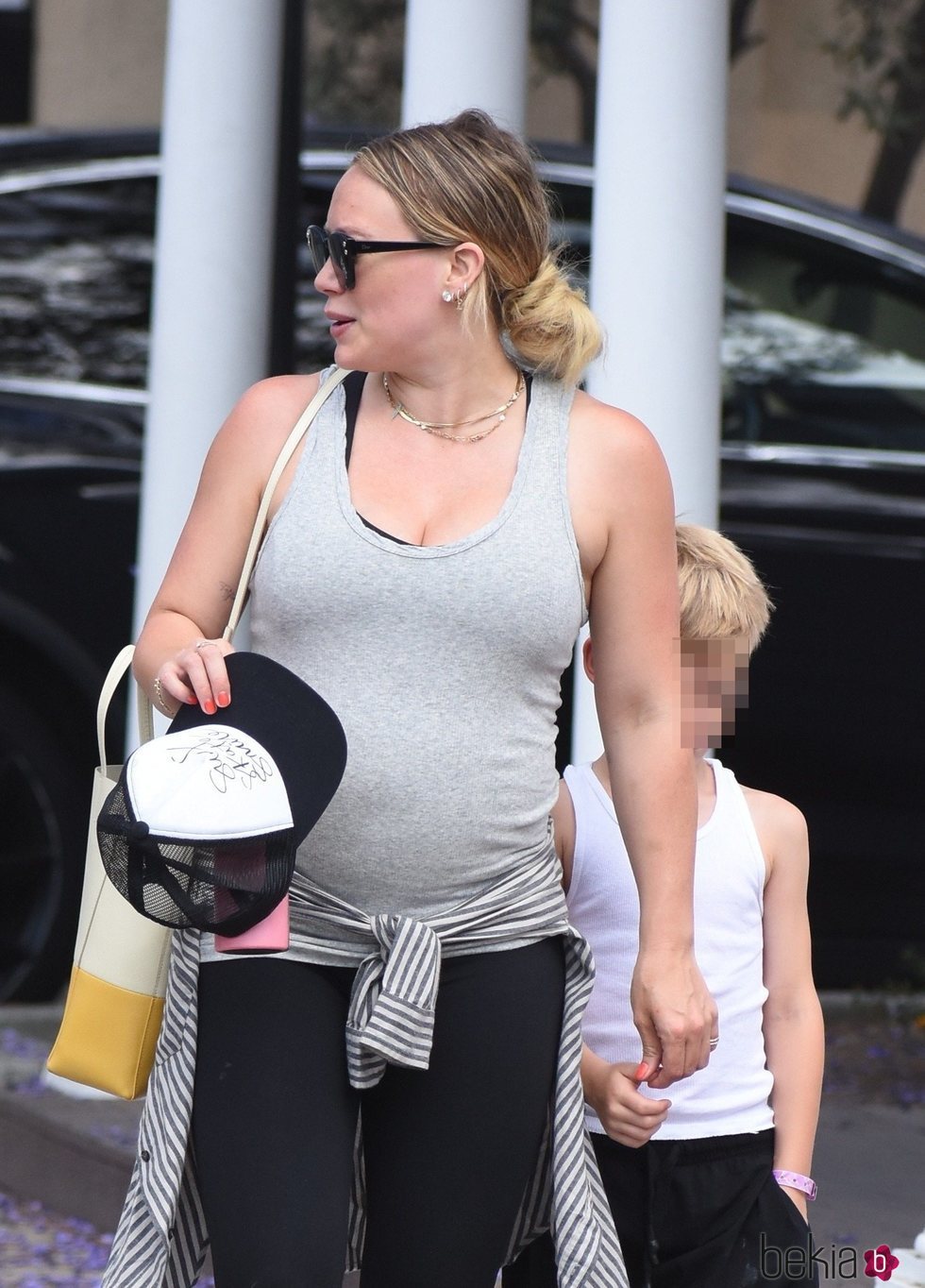 Hilary Duff muestra su segundo embarazo