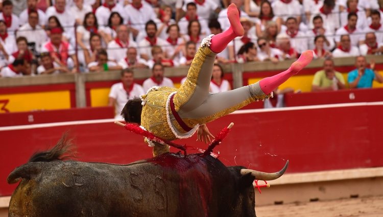 Gonzalo Caballero, volteado por un toro en Pamplona