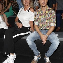 Arancha de Benito y su novio en el front row de Andrés Sarda en Madrid Fashion Week primavera/verano 2019