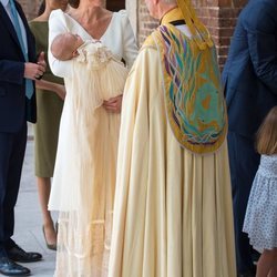Kate Middleton saluda al Arzobispo de Canterbury con su hijo Luis en brazos en el bautizo del Príncipe Luis