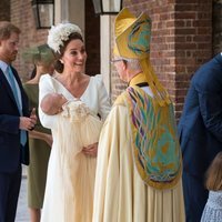 Kate Middleton saluda al Arzobispo de Canterbury con su hijo Luis en brazos en el bautizo del Príncipe Luis
