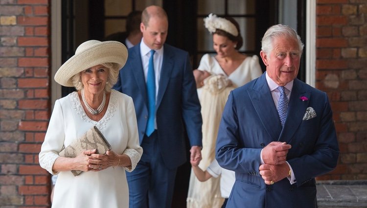El Príncipe Carlos, Camilla Parker, el Príncipe Guillermo y Kate Middleton en el bautizo del Príncipe Luis