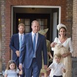 El Príncipe Guillermo y Kate Middleton con sus hijos en el bautizo del Príncipe Luis