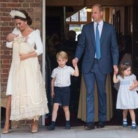 Los Duques de Cambridge y sus hijos Jorge, Carlota y Luis en el bautizo del Príncipe Luis