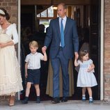 Los Duques de Cambridge y sus hijos Jorge, Carlota y Luis en el bautizo del Príncipe Luis