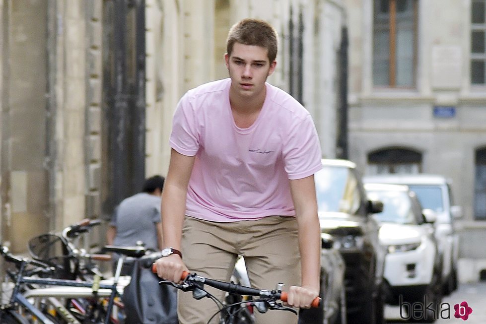 Juan Urdangarin montando en bicicleta en Ginebra