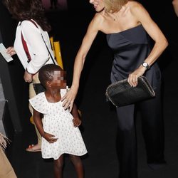 Susanna Griso agarrando la mano a su hija en la Madrid Fashion Week