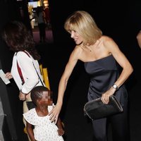 Susanna Griso agarrando la mano a su hija en la Madrid Fashion Week