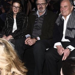Carlos García Revenga y Mencía Morales de Borbón-Dos Sicilias en el front row de Miguel Marinero en Madrid Fashion Week otoño/invierno 2018/2019