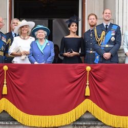 La Reina Isabel, el Príncipe Carlos, Camilla Parker, el Príncipe Guillermo y Kate Middleton y los Duques de Sussex celebran el 100 aniversario de la RAF