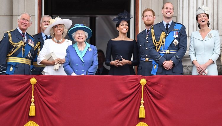 La Reina Isabel, el Príncipe Carlos, Camilla Parker, los Duques de Cambridge y los Duques de Sussex celebran el 100 aniversario de la RAF