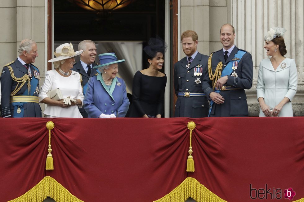 La Familia Real Británica riéndose en las celebraciones de los 100 años de la RAF
