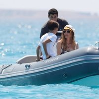 Borja Thyssen, Blanca Cuesta y su hijo en una embarcación en Ibiza