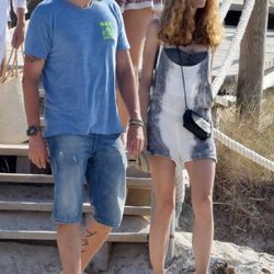 Borja Thyssen y Blanca Cuesta paseando por Ibiza durante sus vacaciones