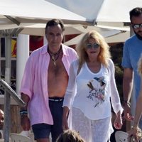 La Baronesa Thyssen, Manuel Segura, Borja Thyssen y Blanca cuesta de paseo por Ibiza