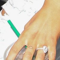 Ariana Grande luciendo el anillo de compromiso que le regalo Pete Davidson