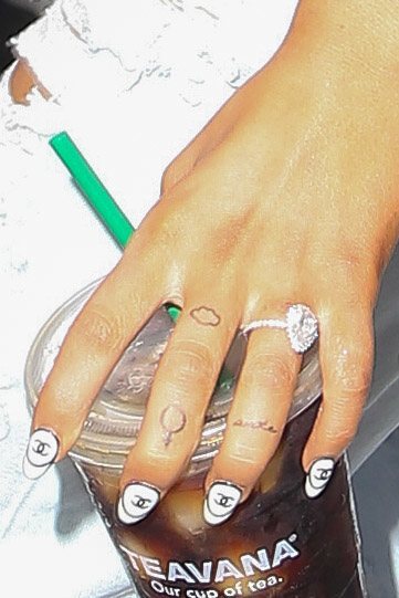 Ariana Grande luciendo el anillo de compromiso que le regalo Pete Davidson