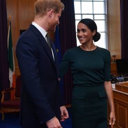 El Príncipe Harry y Meghan Markle, muy cómplices en su encuentro con el Primer Ministro de Irlanda