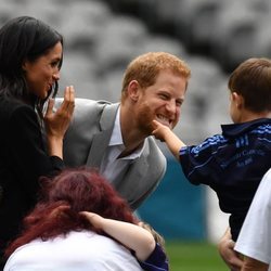 El Príncipe Harry, muy cariñoso con un niño en los Gaelic sports en Irlanda