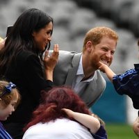 El Príncipe Harry, muy cariñoso con un niño en los Gaelic sports en Irlanda