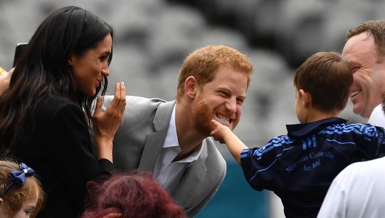 El Príncipe Harry, muy cariñoso con un niño en los Gaelic sports en Irlanda