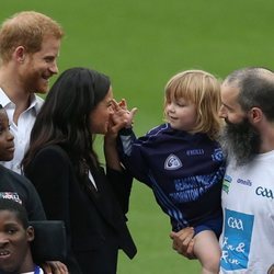 Meghan Markle, muy cariñosa con un niño en los Gaelic Sports en Irlanda