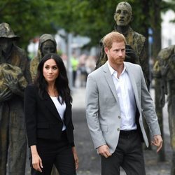 El Príncipe Harry y Meghan Markle con el monumento Famine Memorial de Dublín