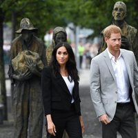 El Príncipe Harry y Meghan Markle con el monumento Famine Memorial de Dublín