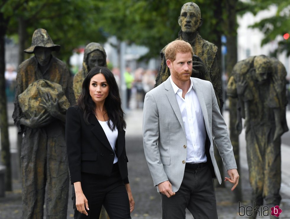 El Príncipe Harry y Meghan Markle con el monumento Famine Memorial de Dublín