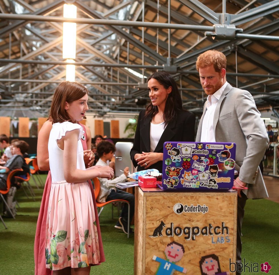 El Príncipe Harry y Meghan Markle visitan DogPatch Labs