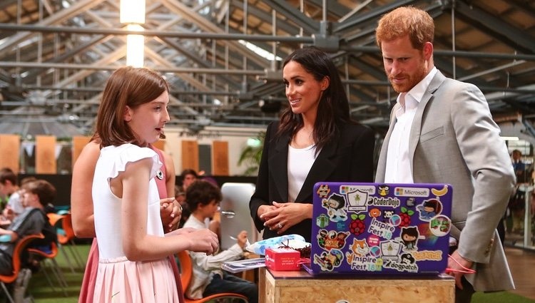 El Príncipe Harry y Meghan Markle visitan DogPatch Labs
