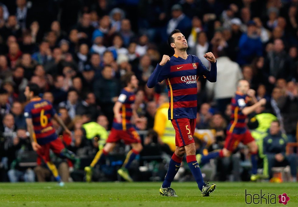 Sergio Busquets celebrando un gol con el Barça