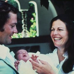 Carlos Gustavo y Silvia de Suecia con su hija Victoria con días de vida