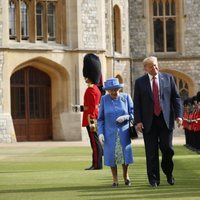 La Reina Isabel II y Donald Trump inspeccionando la Guardia de Honor