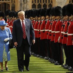 El presidente Donald Trump y la Reina Isabel II viendo a la Guardia de Honor