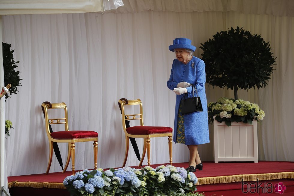 La Reina Isabel II esperando a Donald Trump