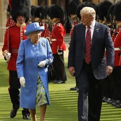 Donald Trump y la Reina Isabel II muy cómplices