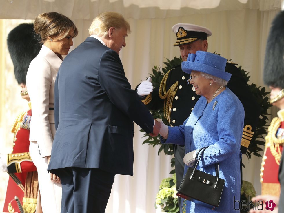 Donald Trump saludando a la Reina Isabel II
