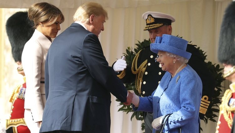 Donald Trump saludando a la Reina Isabel II