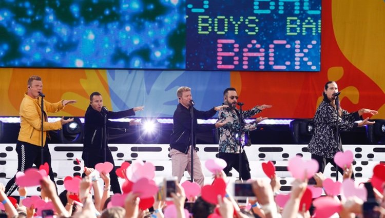 Los Backstreet Boys bailando en un concierto en NY