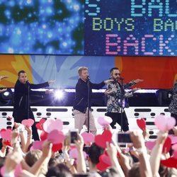 Los Backstreet Boys bailando en un concierto en NY
