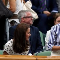 Kate Middleton y Meghan Markle llegando a su sitio en Wimbledon 2018