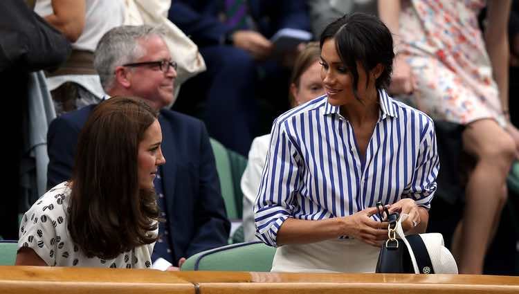 Kate Middleton y Meghan Markle llegando a su sitio en Wimbledon 2018